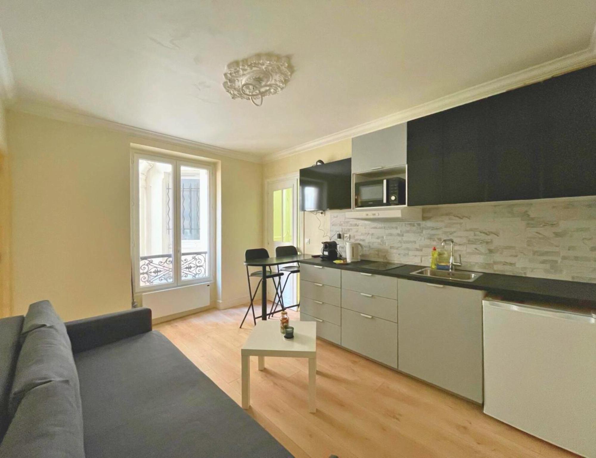 Lit Double Et Salon Avec Canape-lit A 10 Minutes Des Champs Elysees Accommodatie bij particulieren *