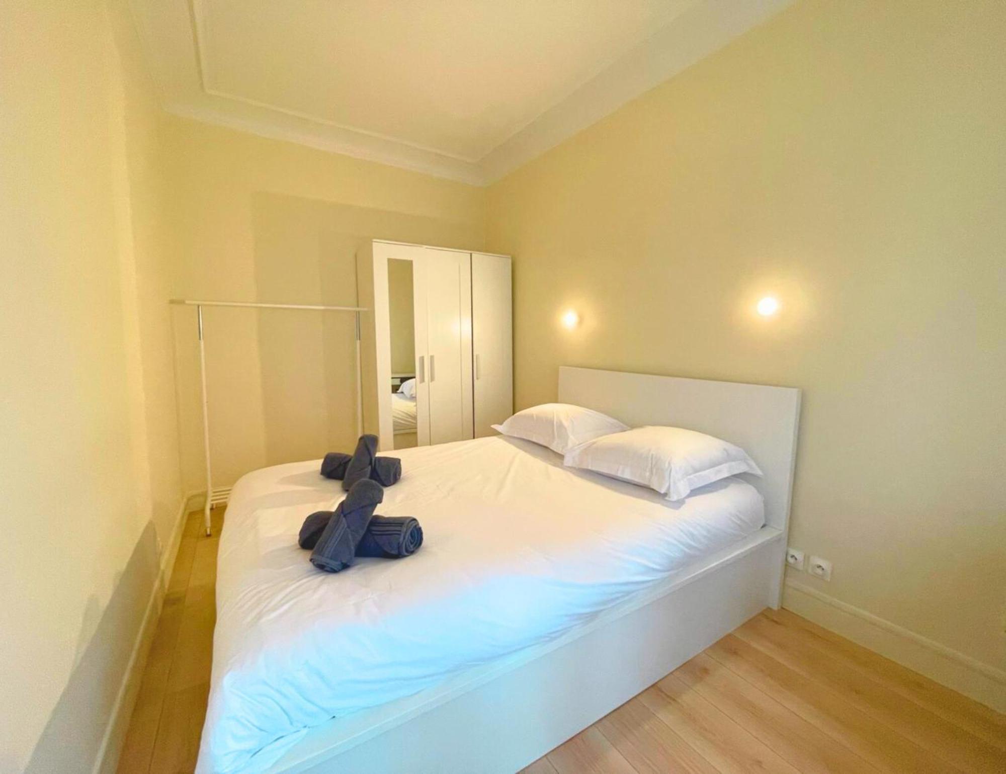 Lit Double Et Salon Avec Canape-lit A 10 Minutes Des Champs Elysees Accommodatie bij particulieren *